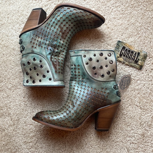 CORRAL Turquoise Round Toe Boots - Picture 2 of 7